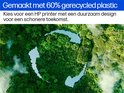 Luchtfoto van een bos met een waterpartij, in de vorm van een recycle-symbool.