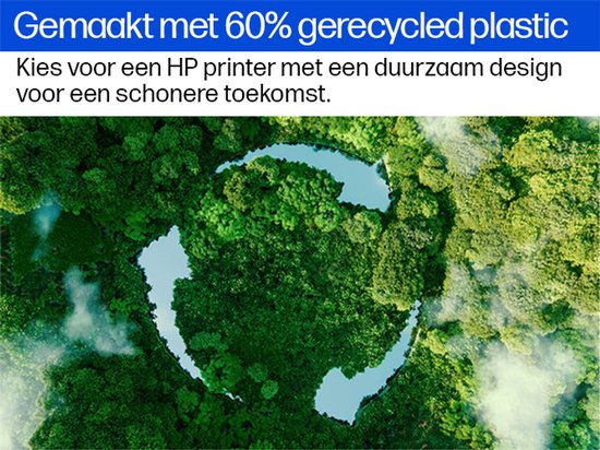 Luchtfoto van een bos met een waterpartij, in de vorm van een recycle-symbool.