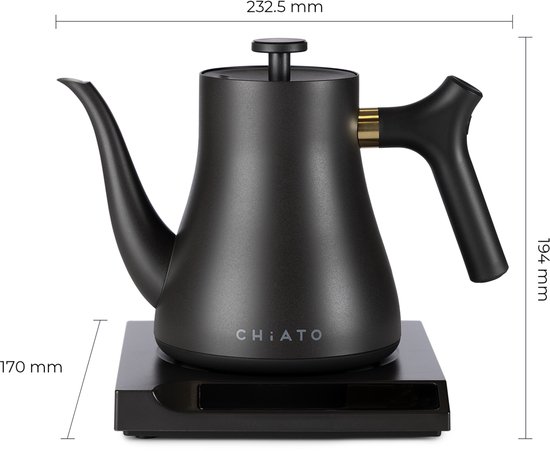 Zwarte CHiATO waterkoker met gouden accent op het handvat op een zwarte standaard. Afmetingen getoond: 232,5 mm breed, 194 mm hoog, 170 mm diep.