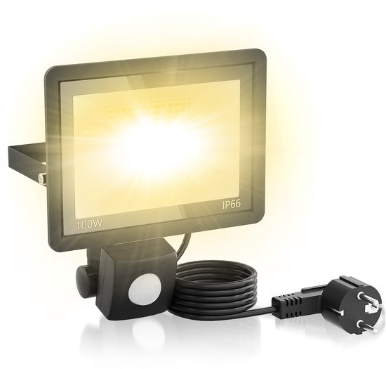 Zwarte 100W LED schijnwerper met bewegingssensor, IP66, en een gedraaide kabel met stekker.