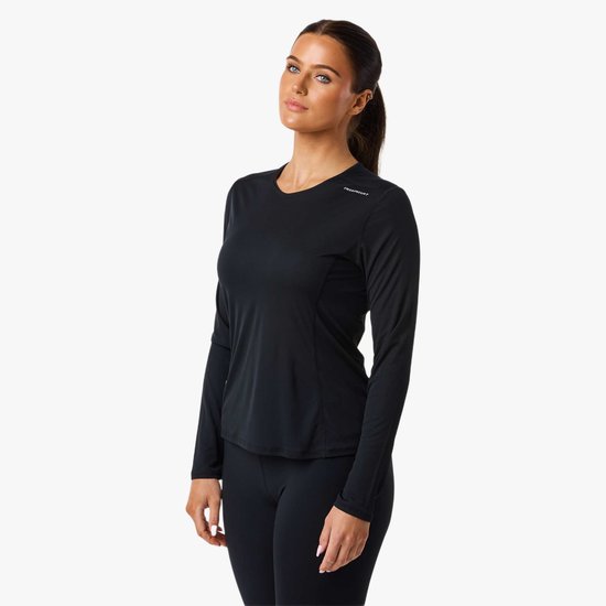 Model draagt een zwarte longsleeve top en zwarte legging.