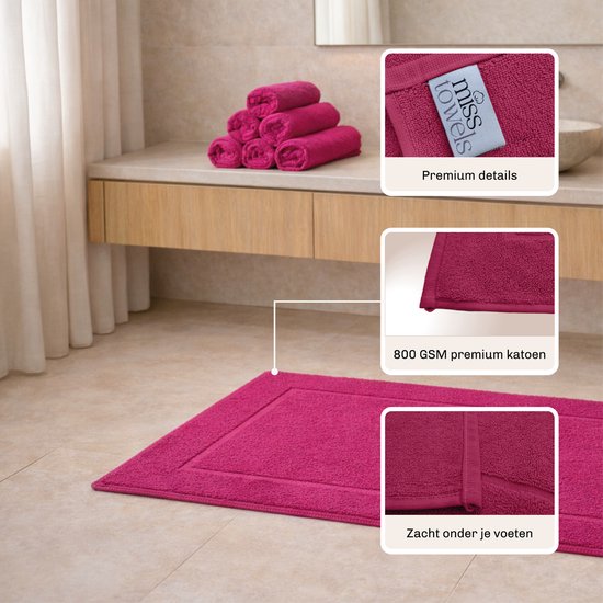 Fuchsia badmat met 'Miss Towels' label en gedetailleerde textuur, zacht onder de voeten.