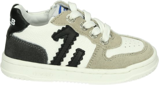 Witte leren sneaker met beige suède overlays, zwart 'M'-logo en donkergrijs suède. Zwarte hielkap.