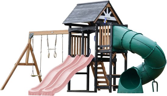 Speeltoestel met houten frame, dubbele pastelroze glijbaan, groene buisglijbaan, schommels en ringen.