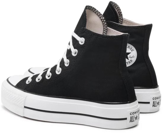 Achterkant van zwarte Converse All Star Lift Hi sneakers met dikke witte zool.