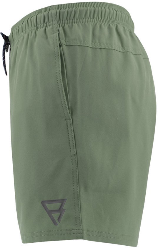 Vue de côté d'un maillot de bain vert kaki avec cordon, poche latérale et logo sur l'ourlet.