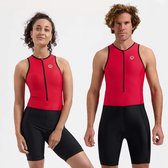 Man en vrouw dragen rood en zwart mouwloze triatlonpakken met ritssluiting.