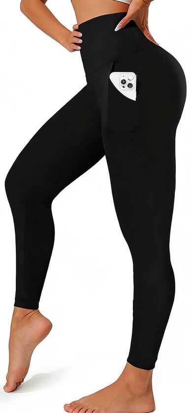 Zwarte sportlegging met hoge taille en een telefoon in de zak.