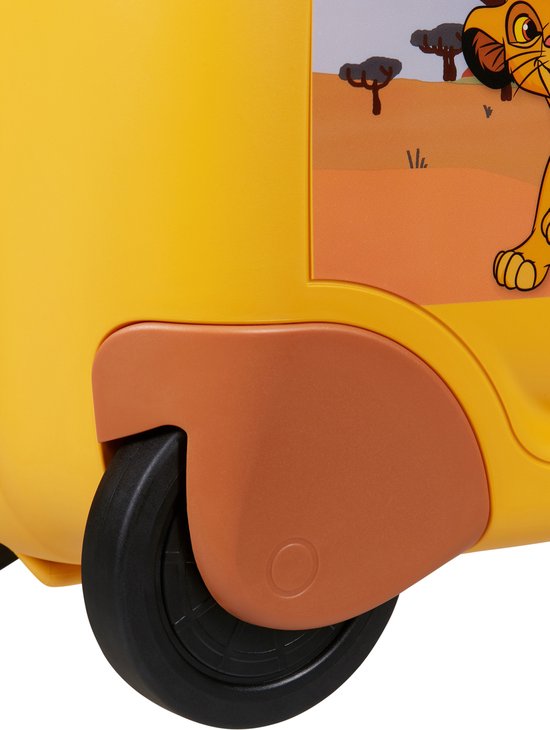 Detail van het wiel en de bruine beschermkap van de gele koffer.