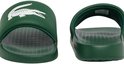 Donkergroene Lacoste slippers, zicht op witte krokodillenopdruk en geribbelde zool.