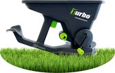 Donkere turbogrün meststofstrooier met groene accenten, met #nextlevelrasen logo, op groen gras.
