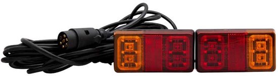 Twee rode LED-achterlichten met stekker en 7,5 meter kabel.