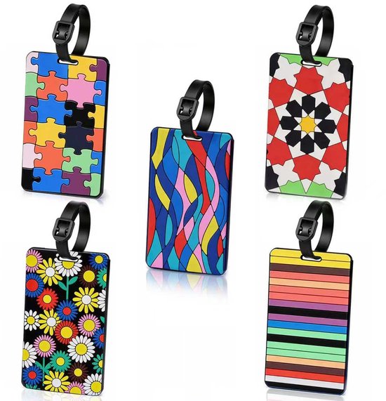 Vijf bagagelabels met patronen: puzzel, golven, geometrisch, bloemen en strepen.
