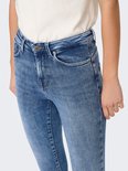 Close-up van een lichtblauwe skinny jeans met stonewash-effect. Vooraanzicht.