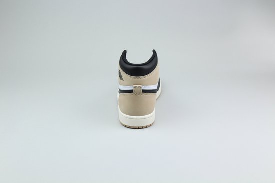 Achterkant van een Jordan 1 Retro High OG 'Latte' sneaker in beige, zwart en wit.