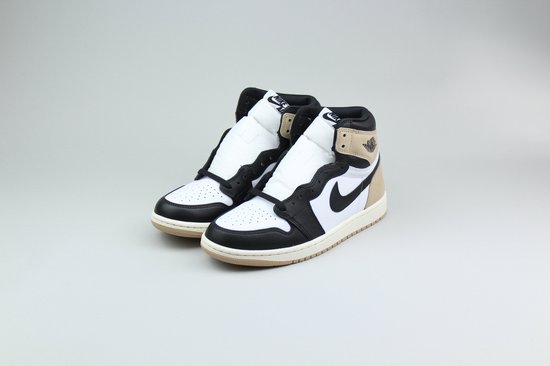 Paar Jordan 1 Retro High OG 'Latte' sneakers in wit, zwart en beige, staand op een grijze achtergrond.