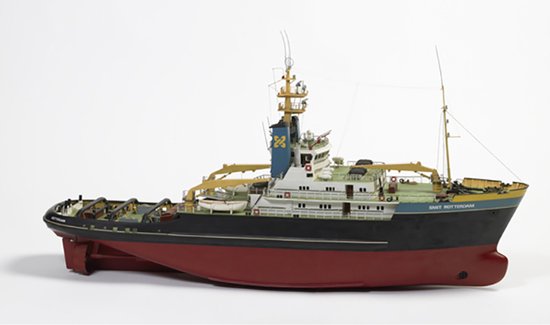 Model sleepboot Smit Rotterdam met rode romp en zwarte en blauwe opbouw.