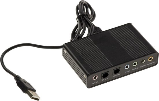 Zwarte externe geluidskaart, schuin van voren gezien, met USB-aansluiting en poorten: MIC IN, SPDIF IN, SPDIF OUT, LINE IN, FRONT OUT, REAR OUT, CEN/BASS OUT.