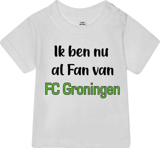 Witte baby T-shirt met de tekst 'Ik ben nu al Fan van FC Groningen' in het zwart en groen.