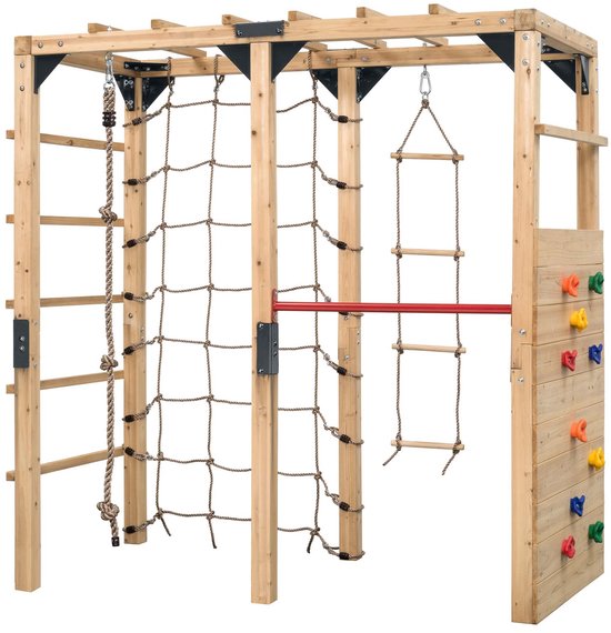 Houten klimtoestel met klimnet, ladder, ringen en klimstenen in de kleuren groen, oranje, rood en geel.