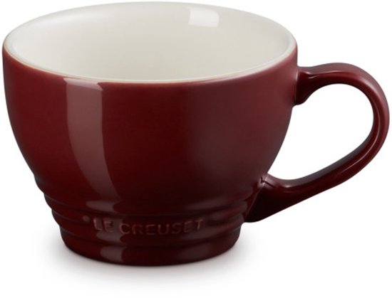 Mug Le Creuset rouge foncé avec intérieur crème et détails côtelés.