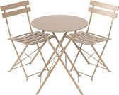 Een taupe inklapbare bistroset bestaande uit een ronde tafel en twee stoelen, gefotografeerd op een witte achtergrond.