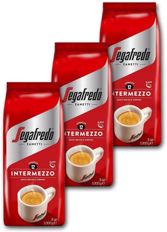 Drie rode zakken Segafredo Intermezzo koffiebonen van 1 kg, elk met een afbeelding van een kopje espresso.