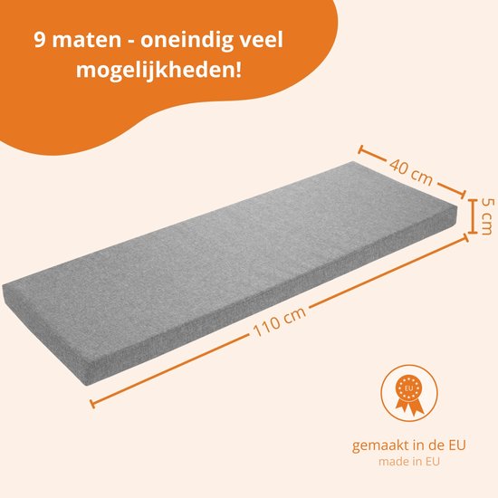 Afmetingen van een lichtgrijs zitkussen: 110 cm lang, 40 cm breed en 5 cm hoog. Gemaakt in de EU.