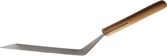 Une spatule en métal avec une lame fine et biseautée et un manche en bois, isolée sur fond noir.