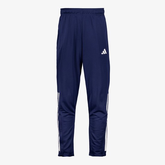 Donkerblauwe joggingbroek met witte Adidas-strepen op de zijkant van de broekspijpen en een wit logo op de voorkant.