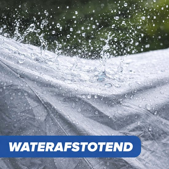 Close-up van een zilverkleurige motorhoes met opspattende waterdruppels en de tekst 'WATERAFSTOTEND'.