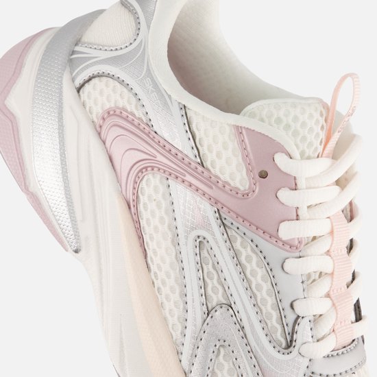 Close-up van een witte dames sneaker met roze en zilveren details.