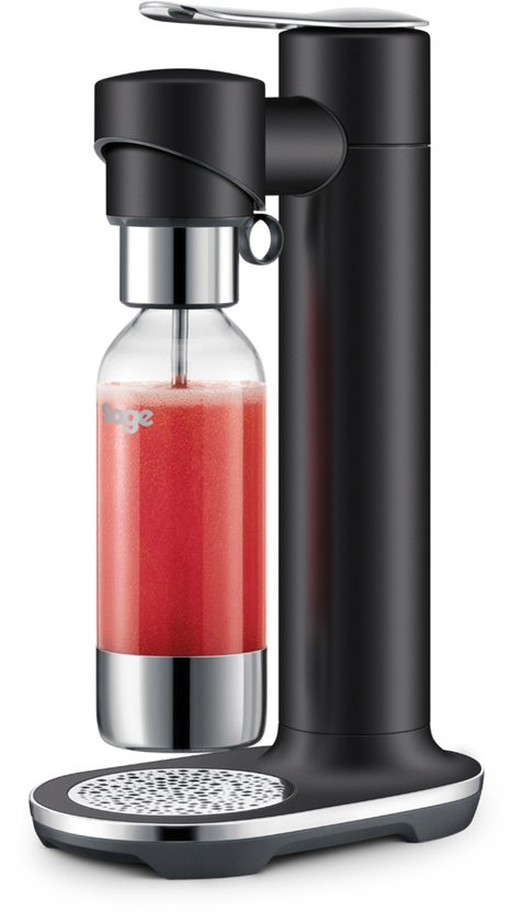 Zwarte Sage InFizz Fusion bruiswatertoestel met een glazen fles gevuld met rood bruisend sap.