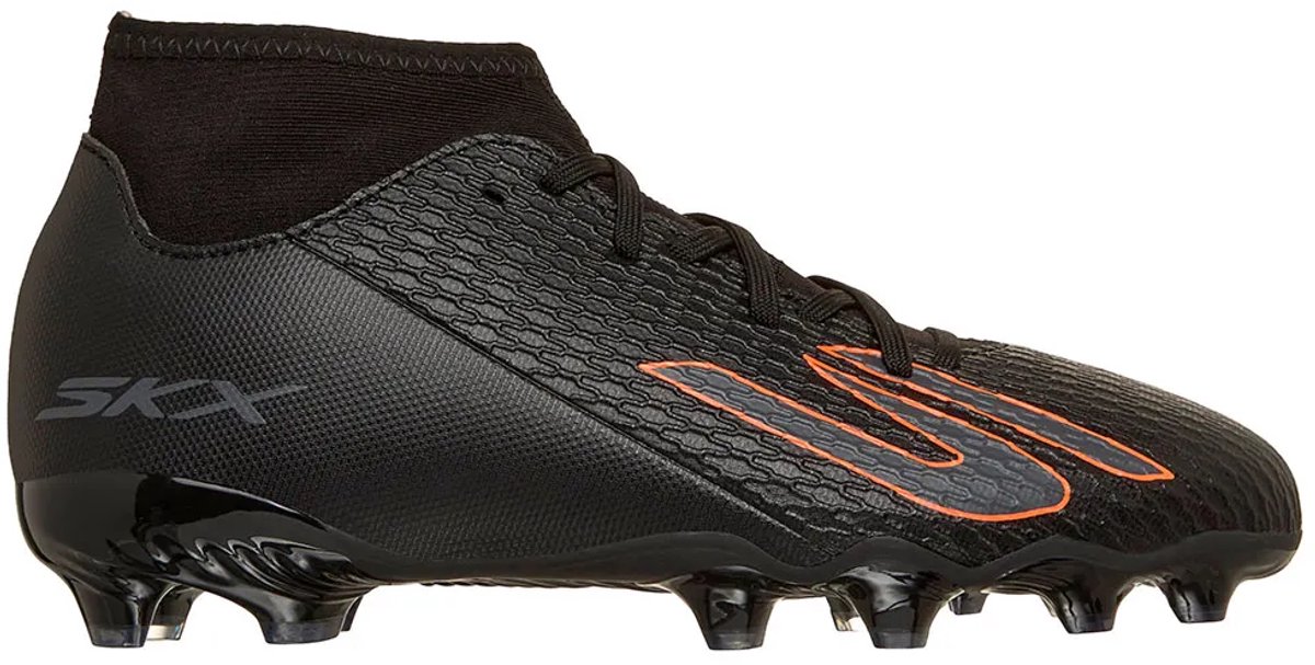 Zwarte Skechers 252162L Youth FG voetbalschoenen met oranje details, ontworpen voor comfort en precisie op het veld.
