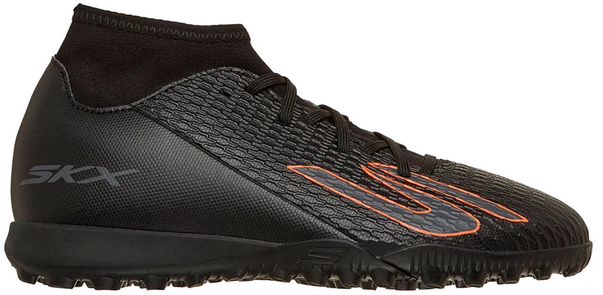 Zwarte Skechers 252166L Youth TF voetbalschoenen met oranje details, lichtgewicht en ontworpen voor comfort en precisie.