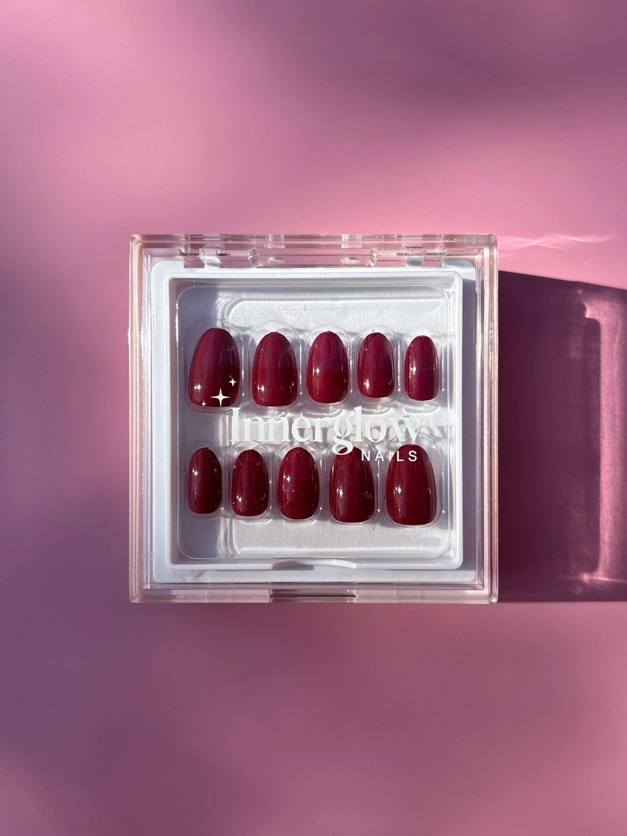 Innerglow Nails - Style ‘Dark Desire’ - Korte Ronde Donker Rode Nagels - Hoge Kwaliteit Soft Gel - 24-28 stuks Plaknagels - All-in-one Nail Kit met Nagellijm - Nepnagels - Kunstnagels - Zelfklevende Nagels