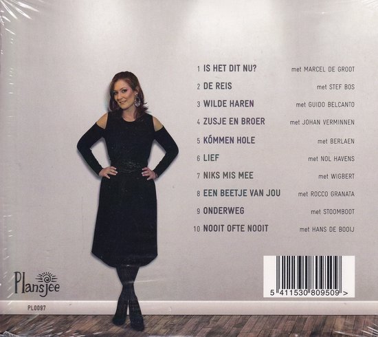 Vrouw in een zwarte jurk met blote schouders staat naast tracklist van CD 'Mannelijk Schoon'