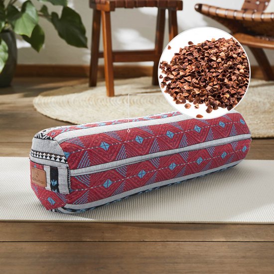 Bolster cylindrique avec motif géométrique rouge, bleu et gris sur un tapis blanc. Incrustation : balle d'écales de sarrasin.