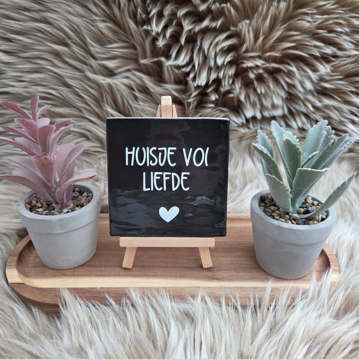 CreaCraft Robuust Wenstegeltje – Huisje vol Liefde – Hip trendy tegeltje – Tegeltje met Spreuk – Keramiek – 10x10 cm – Wanddecoratie – Cadeau voor Nieuwe Woning, Housewarming of Gezinscadeau – Sfeervol en Persoonlijk - Vriend(in) – Trendy nu – Origineel cadeau Zwart/Wit
