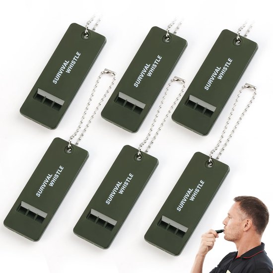Zes legergroene survivalfluitjes met ketting, een man blaast op een fluitje.