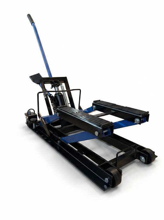 Zwarte en blauwe hydraulische motorlift met een grijze hendel en zwarte rubberen oprijplaten.