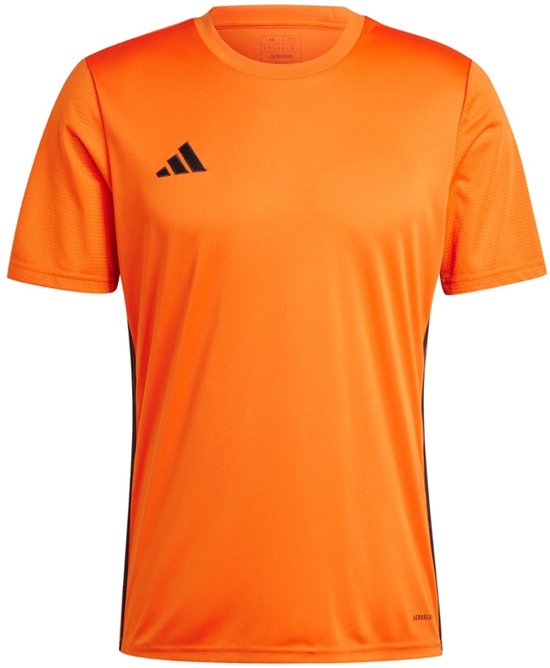 Oranje adidas sportshirt met korte mouwen en zwarte strepen aan de zijkanten. Zwarte adidas logo op de borst.