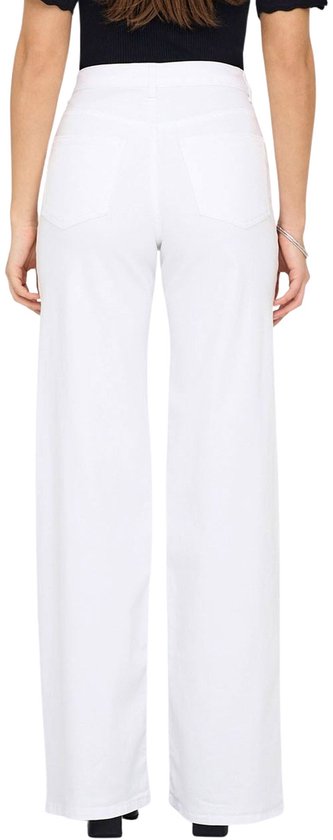Vrouw in zwarte top en witte wide-leg jeans, van achteren gezien.