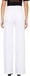 Vrouw in zwarte top en witte wide-leg jeans, van achteren gezien.
