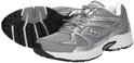 Grijze Saucony sportschoen met witte zolen, de linkerschoen ligt op zijn kant.