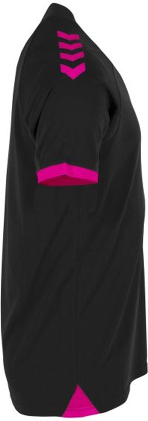 Zij-aanzicht van een zwart sportshirt met roze chevrons op de schouder en roze accenten aan de mouw.
