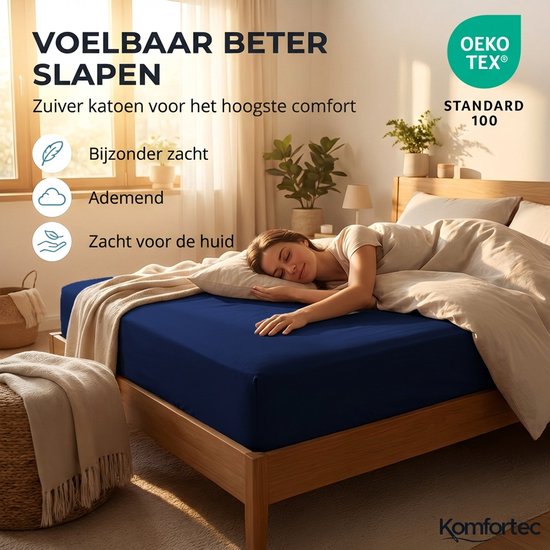 Een vrouw slaapt op een donkerblauw laken in een slaapkamer. Het laken is 100% katoen, zacht en ademend.
