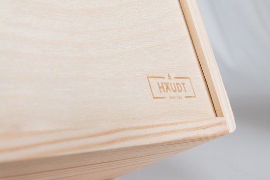 Naturel houten kist met HAUDT logo gegraveerd op de deksel.