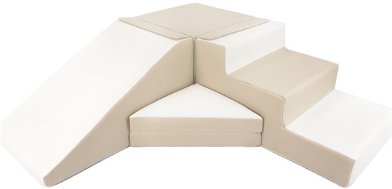 Een beige en wit soft play klimrek met glijbaan, trap en een centraal driehoekig kussen.
