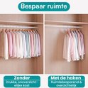 Comparaison d'une armoire pleine avec l'espace de rangement utilisant les crochets à vêtements.